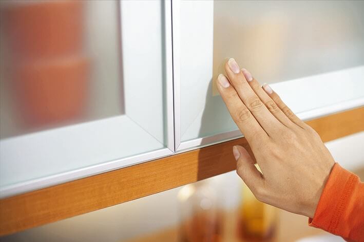 Какие полки для шкафов лучше – открытые или закрытые?